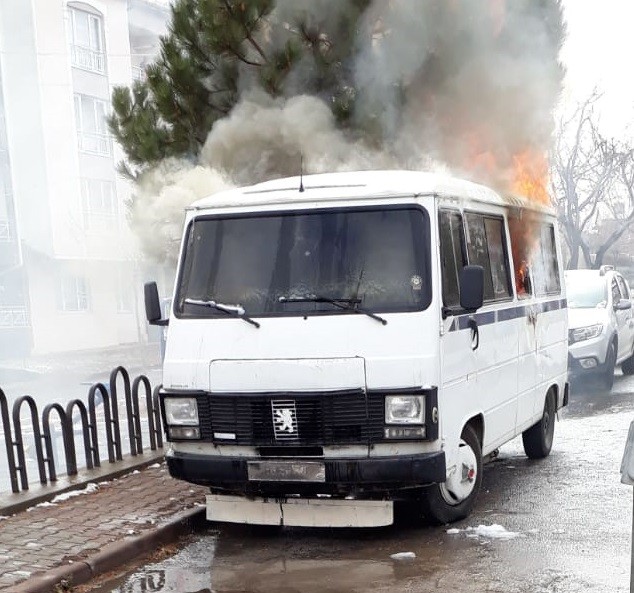 Park halindeki minibüs alev alev yandı 