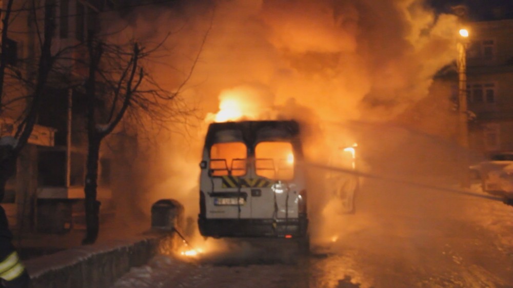 Park halindeki minibüs alev alev yandı 