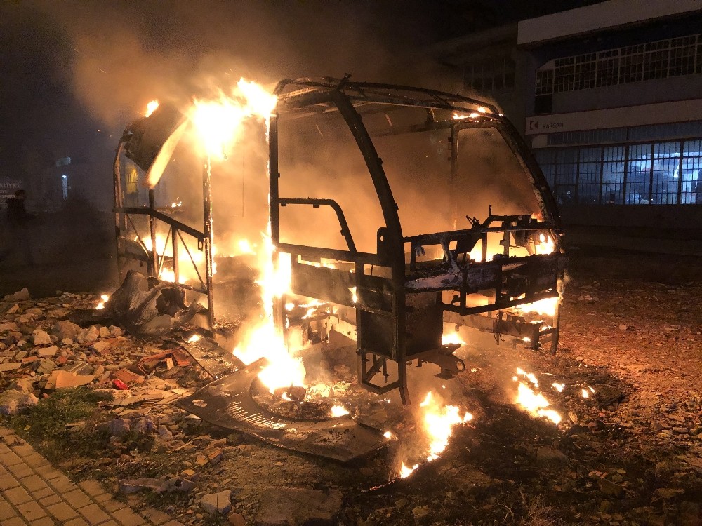 Park halindeki minibüs alev alev yandı 