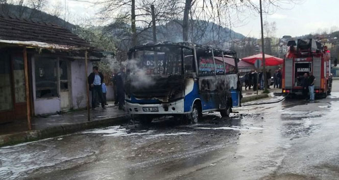 Park halindeki minibüs alev alev yandı