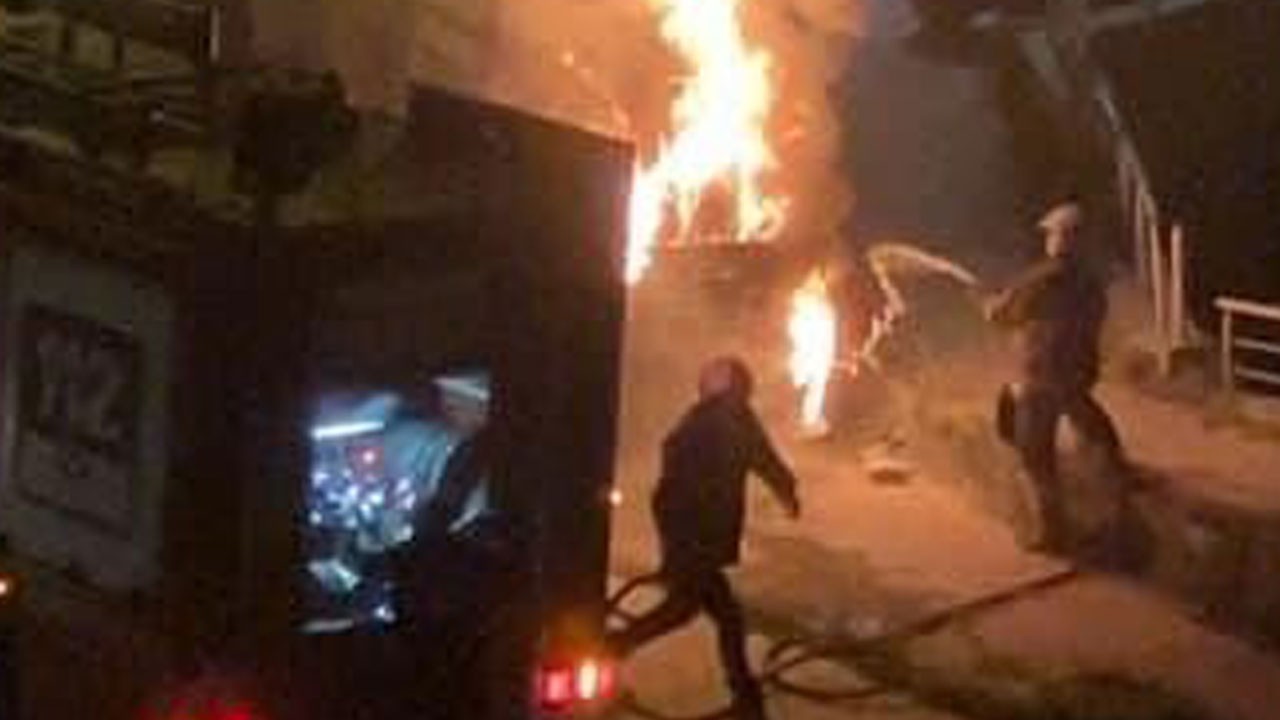 Park halindeki minibüs alev alev yandı!