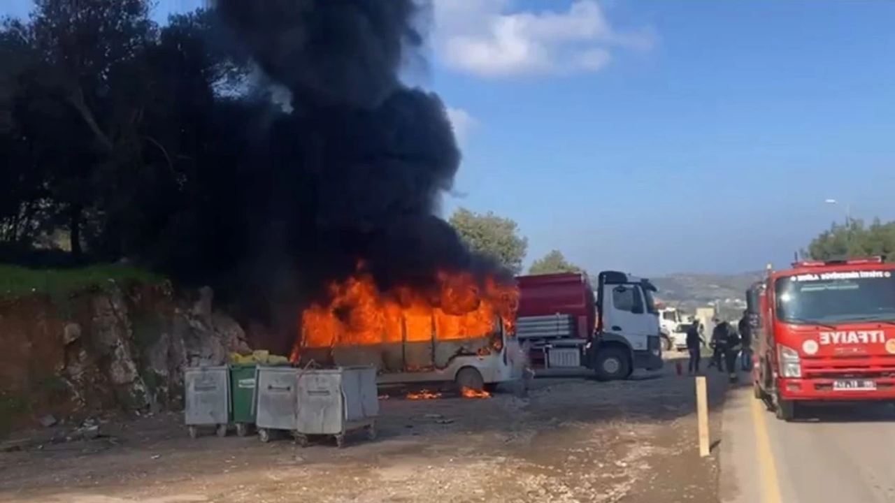 Park halindeki minibüs alev topuna döndü