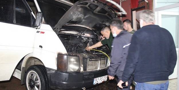 Park halindeki minibüs alevlere teslim oldu