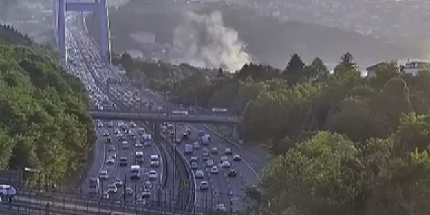 Park halindeki minibüs bir anda alev aldı sürücü son anda kurtuldu