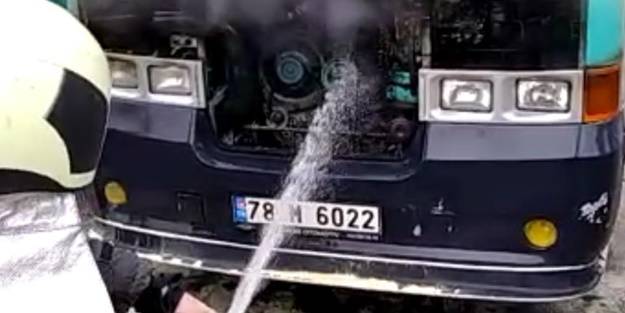 Park halindeki minibüs yandı