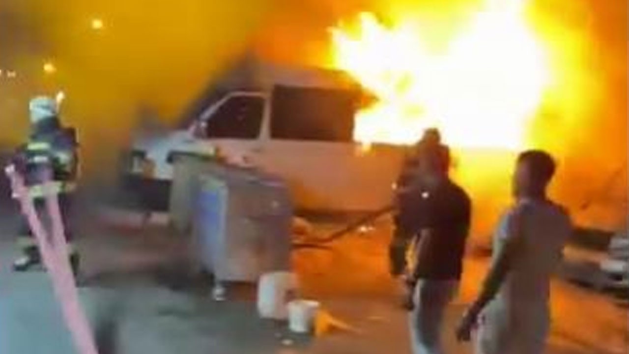 Park halindeki otobüs alev alev yandı