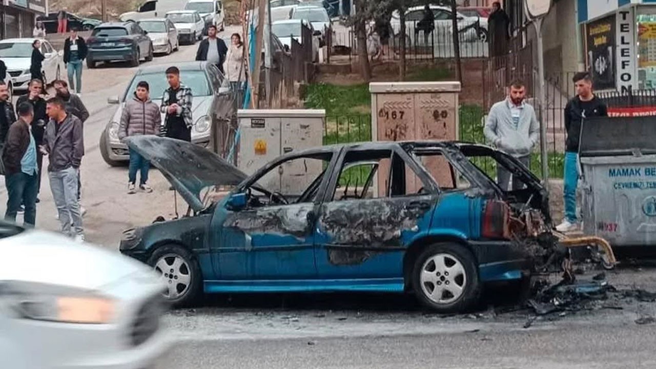 Park halindeki otomobil alev aldı!