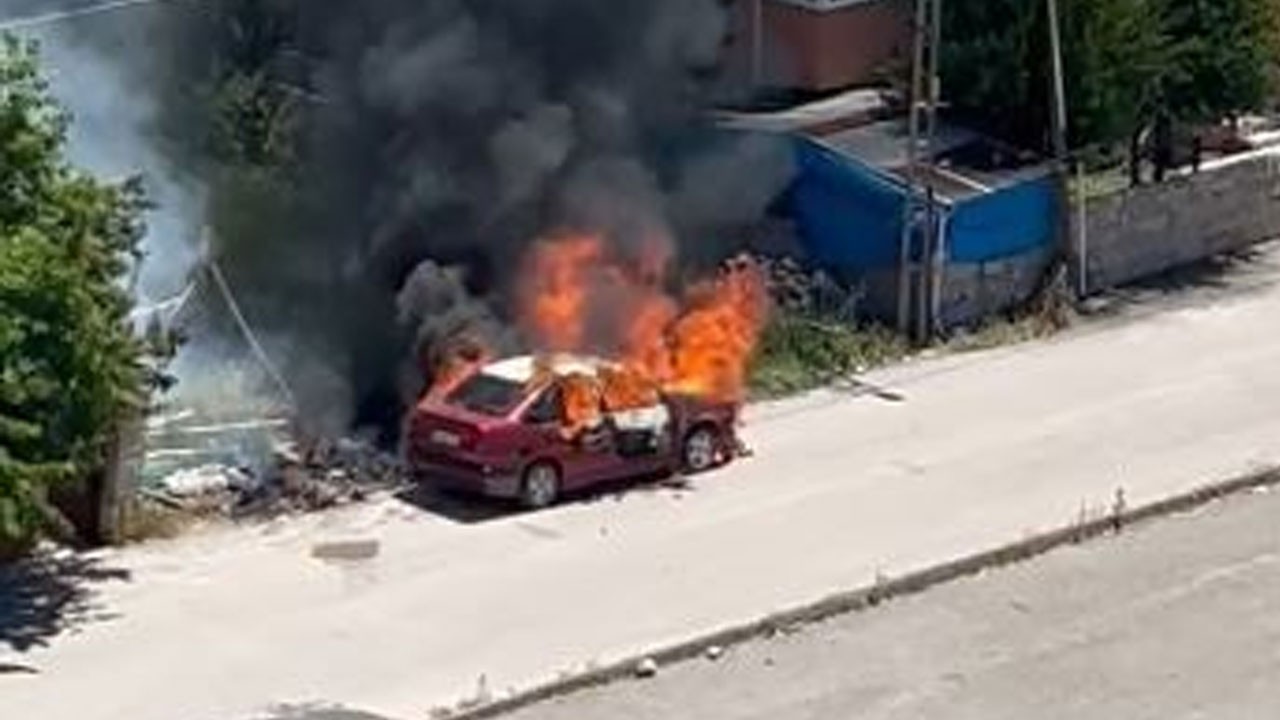 Park halindeki otomobil alev aldı! O anlar kamerada