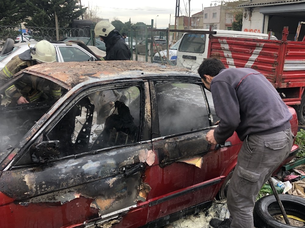 Park halindeki otomobil alev alev yandı 