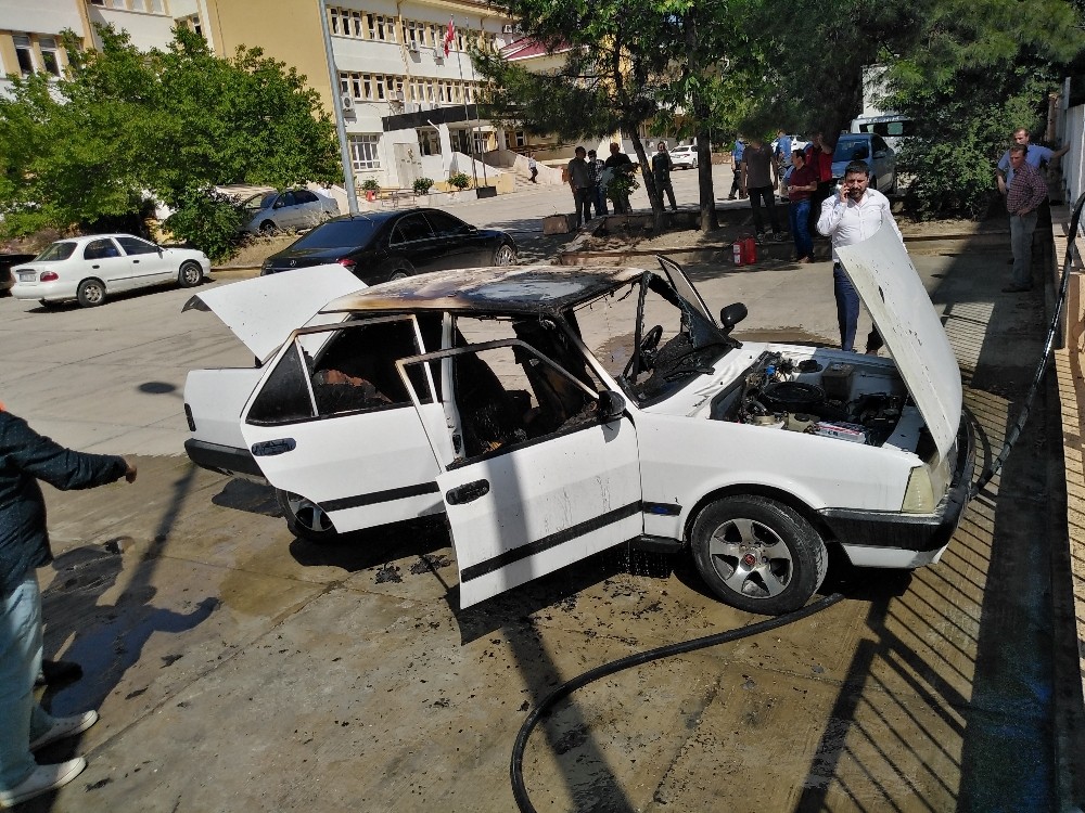 Park halindeki otomobil alev alev yandı 