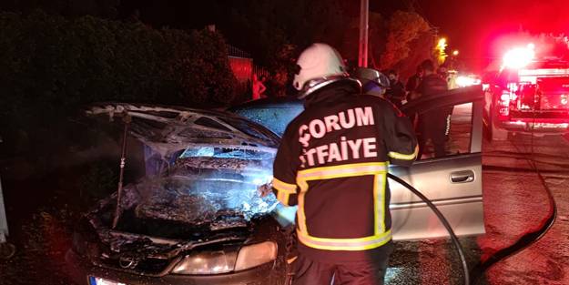 Park halindeki otomobil alev alev yandı