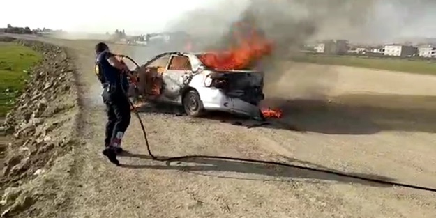 Park halindeki otomobil alev alev yandı
