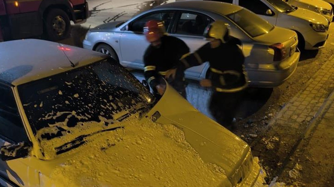 Park halindeki otomobil alev alev yandı