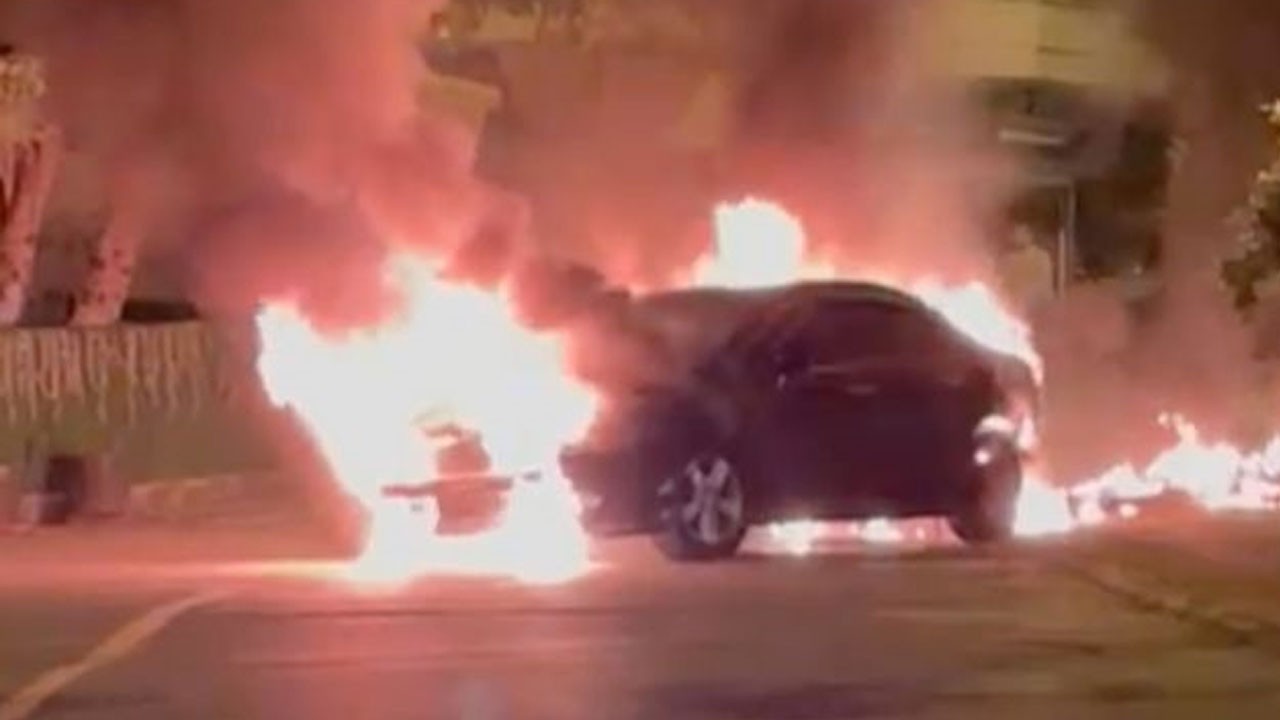 Park halindeki otomobil alev alev yandı