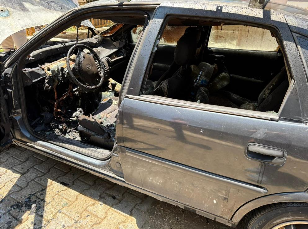 Park halindeki otomobil alev alev yandı