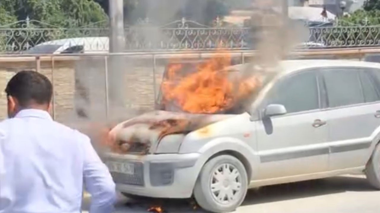 Park halindeki otomobil alev alev yandı!