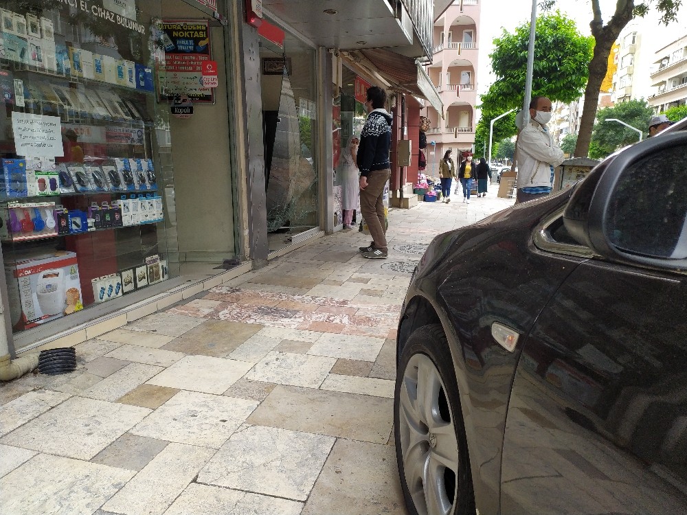 Park halindeki otomobil kendi kendine ilerleyip önce yayaya ardından dükkanın vitrinine çarptı 