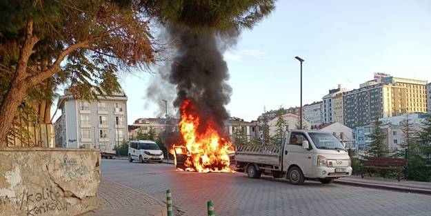 Park halindeki otomobilde yangın