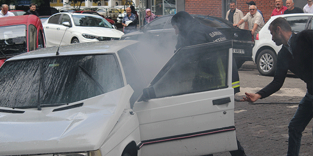 Park halindeki otomobilde yangın