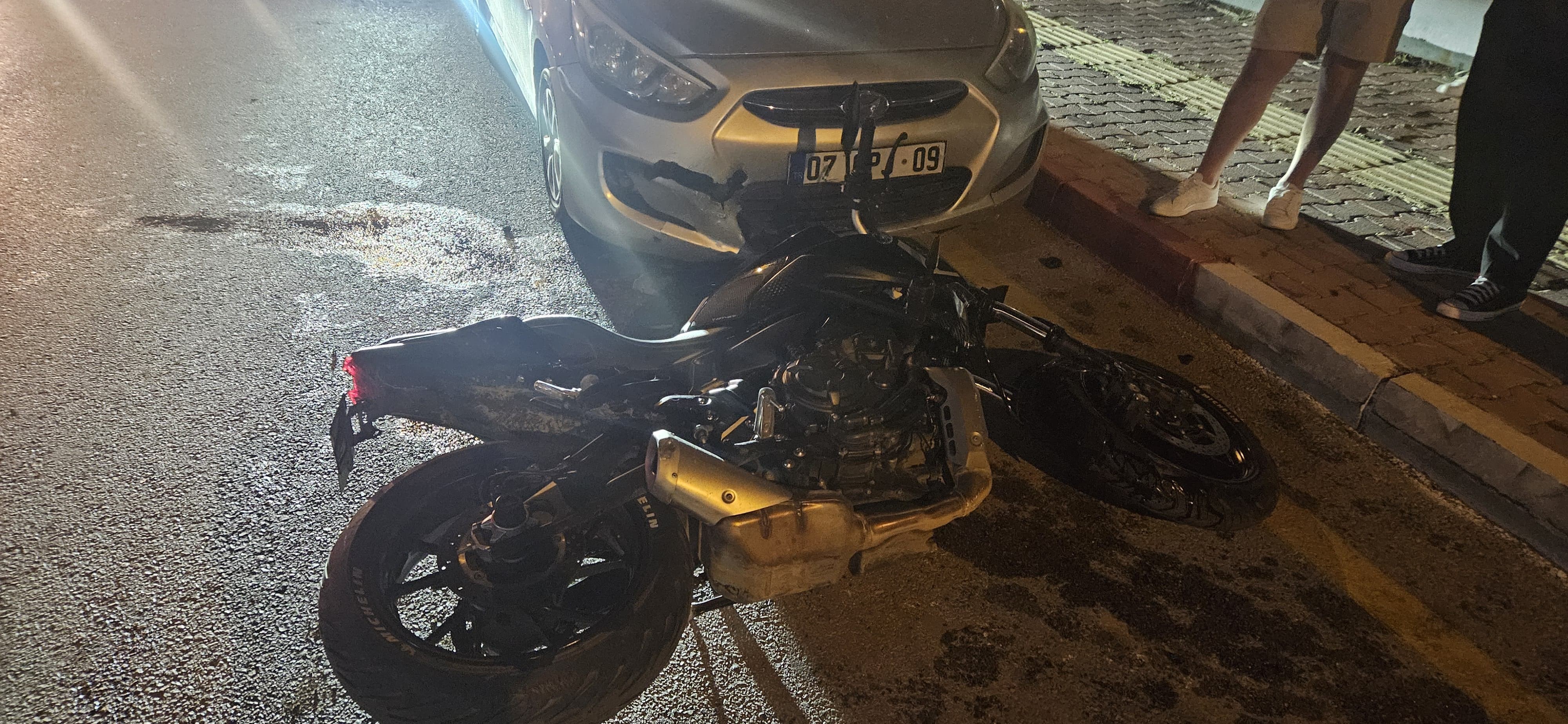 Park halindeki otomobile çarpan motosiklet sürücüsü yaralandı