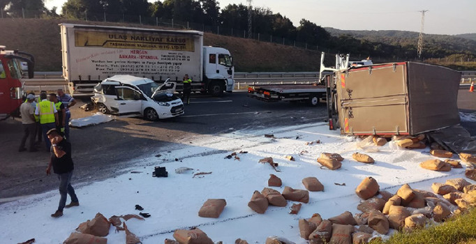 Park halindeki otomobile kamyon çarptı: 1 kişi öldü 2 kişi yaralandı