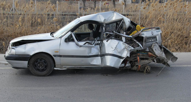 Park halindeki otomobile kamyon çarptı: 5 yaralı