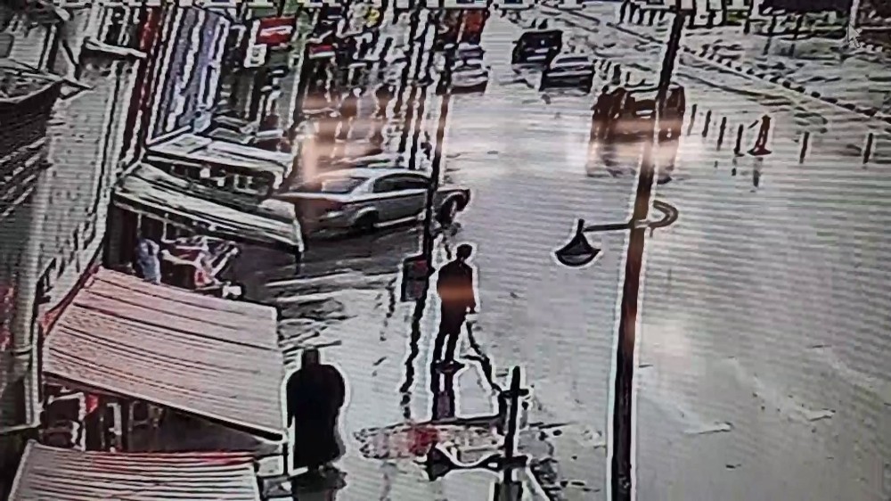 Park halindeki otomobilin freni boşalınca mağazaya girdi 