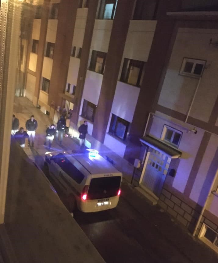 Park halindeki otomobillere zarar verip kaçtılar 