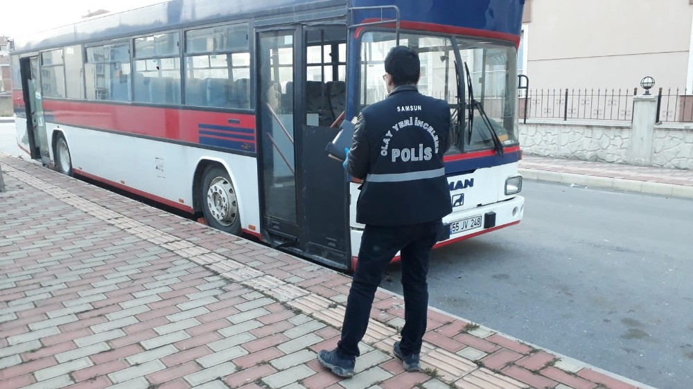 Park halindeki servis otobüsünde alkol alıp teybi çaldılar 