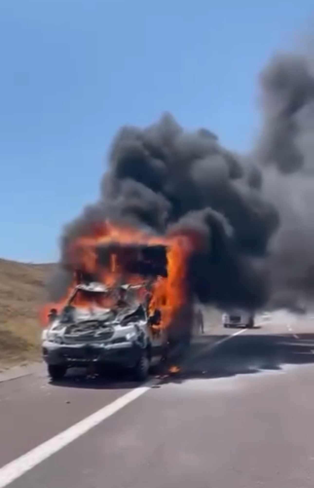 Park halindeki tıra çarpan kamyonet alevlere teslim oldu