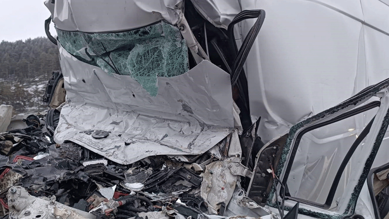 Park halindeki tıra çarpan minibüsü kağıt gibi ezildi!