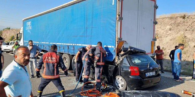 Park halindeki tıra ok gibi saplandı: 4 ölü, 1 yaralı