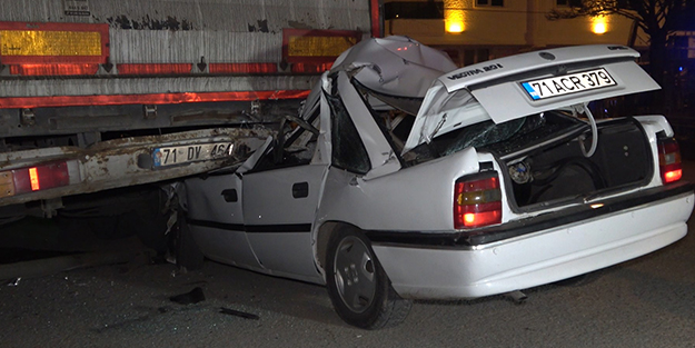 Park halindeki tıra ok gibi saplandı! Sürücü hayatını kaybetti