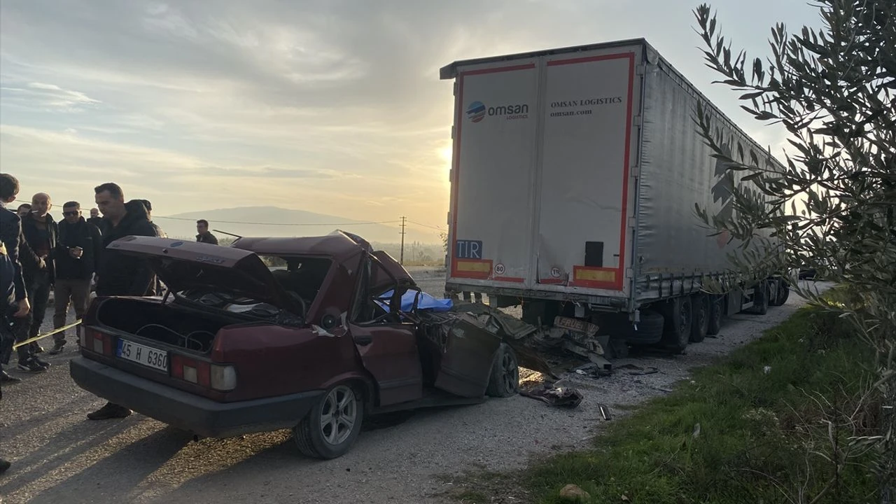 Park halindeki tıra saplanan aracın şoförü vefat etti