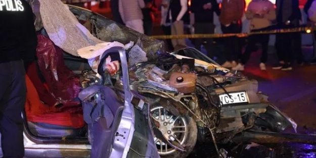 Park halindeki TIR'ın dorsesine çarpan araçtaki 2 kişi öldü