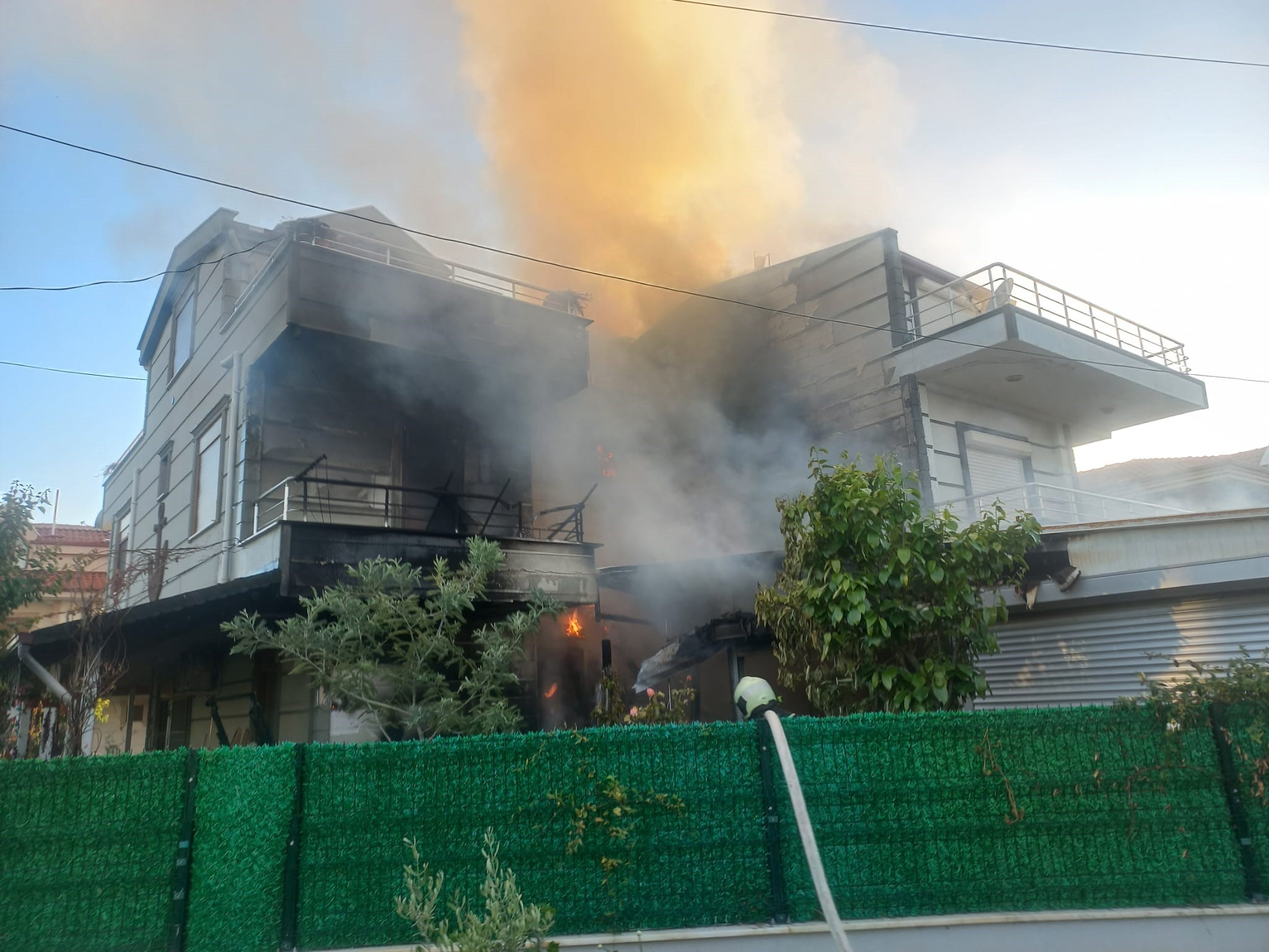 Park halindeydi, bir anda alev aldı! Villada panik dolu anlar