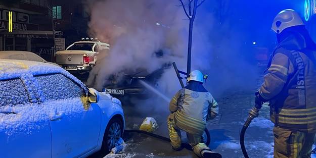 Park halindeyken alev alan araç kullanılamaz hale geldi