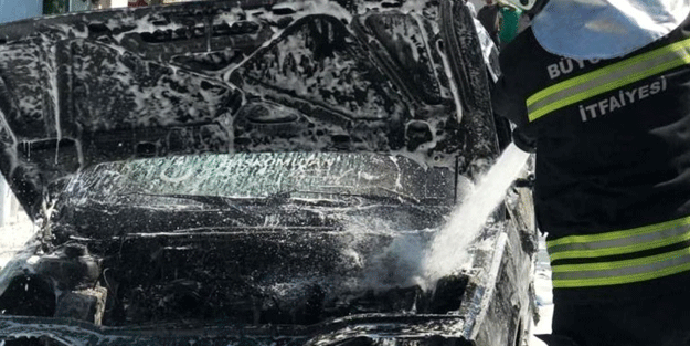 Park halindeyken alev alan otomobil kullanılamaz hale geldi