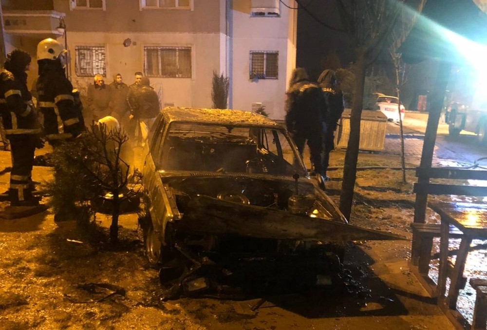 Park halindeyken alevlere teslim olan otomobil küle döndü 