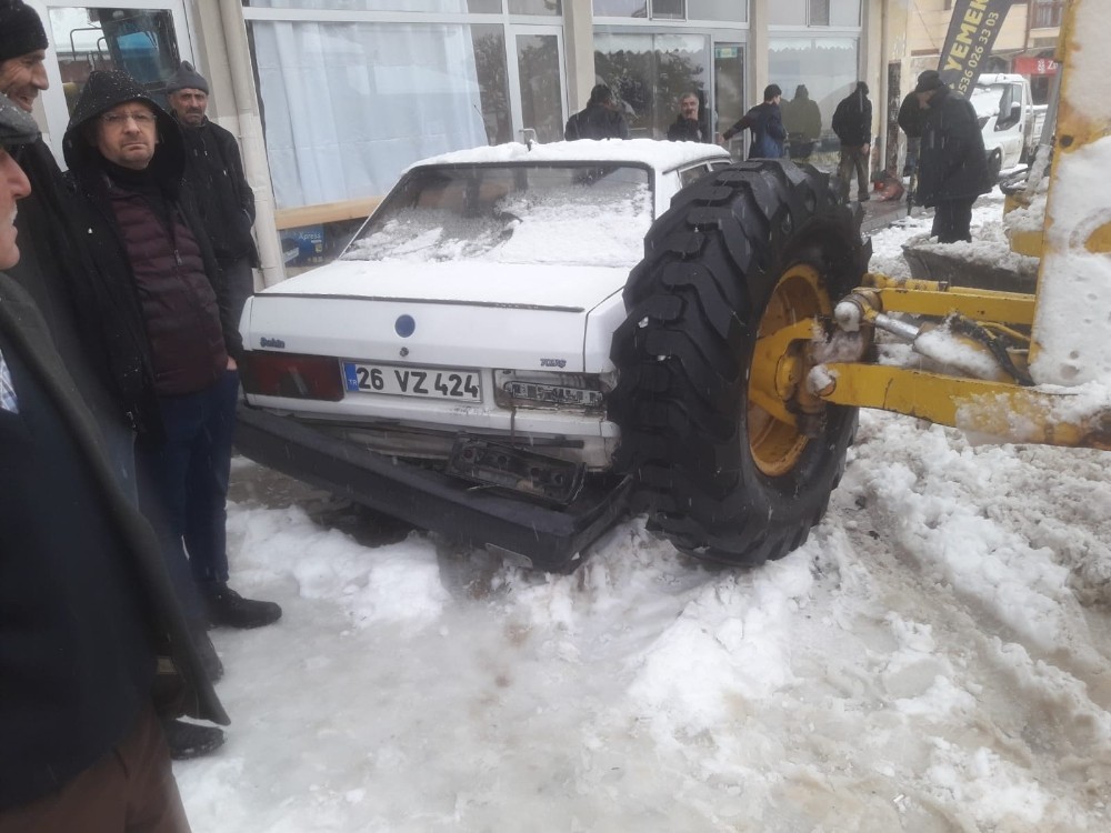 Park halindeyken hareket eden greyder otomobile çarptı 