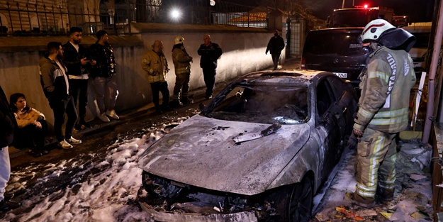 Park halindeyken yanan otomobil küle döndü