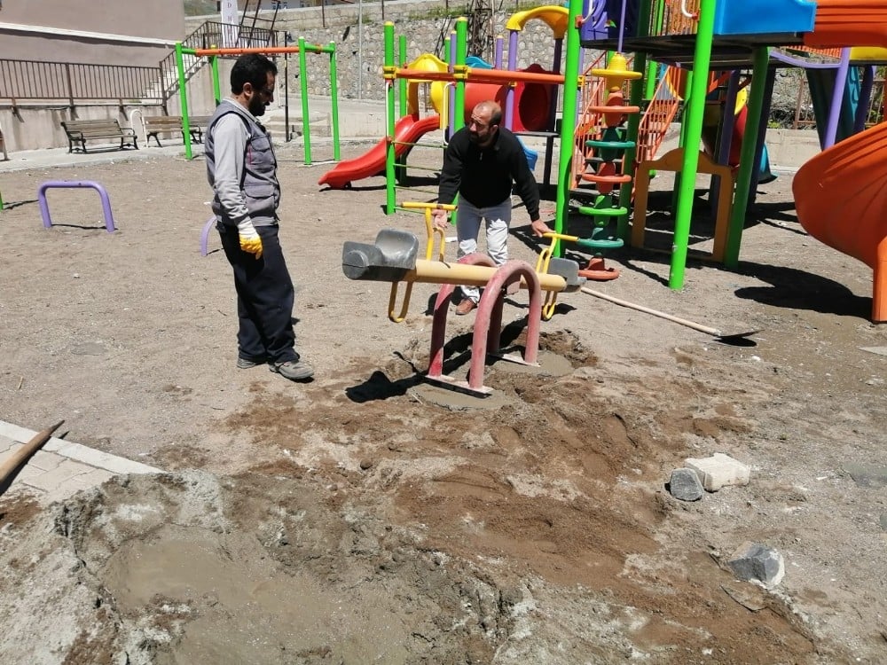 Park ve bahçelerde temizlik ve bakım çalışmaları devam ediyor 