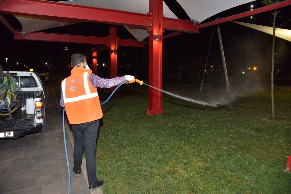 Park ve yeşil alanlar gece ilaçlanıyor 
