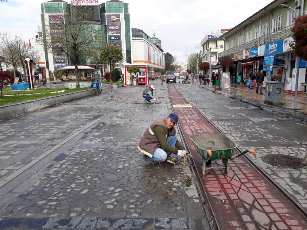 Parke taşı döşeme çalışmaları sürüyor 
