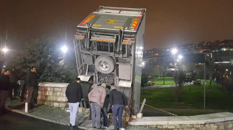 Parkın duvarında asılı kaldı!