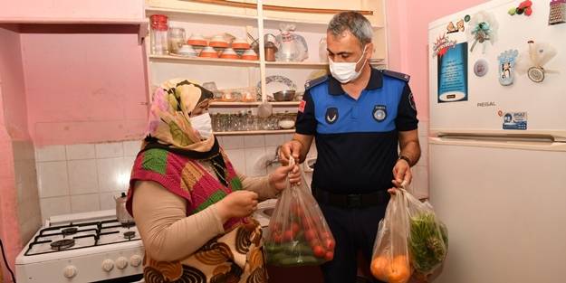 Parkinson hastası yaşlı kadına zabıtadan pazar alışverişi