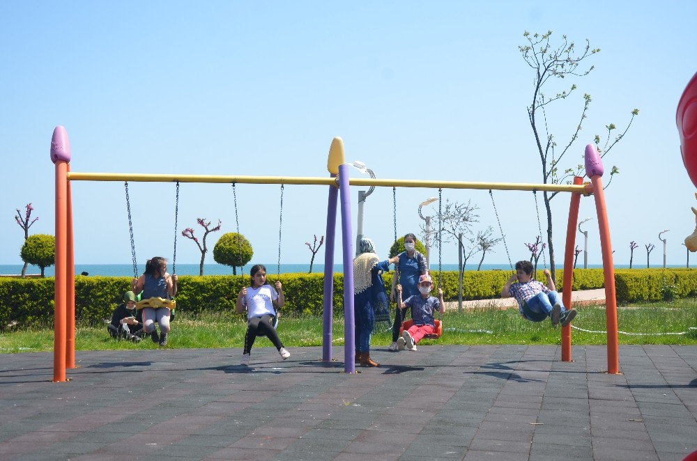 Parklar 40 gün sonra miniklerle doldu 