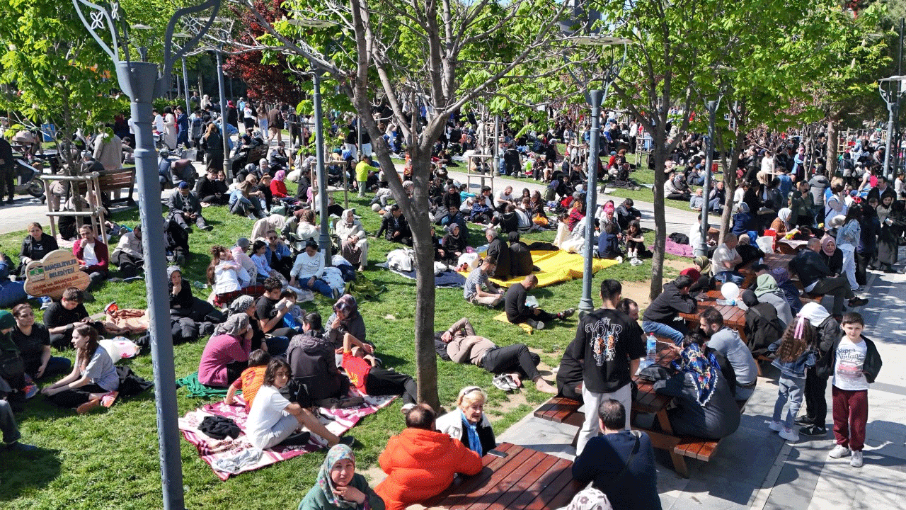 Parklar ağzına kadar doldu! Adım atacak yer kalmadı!
