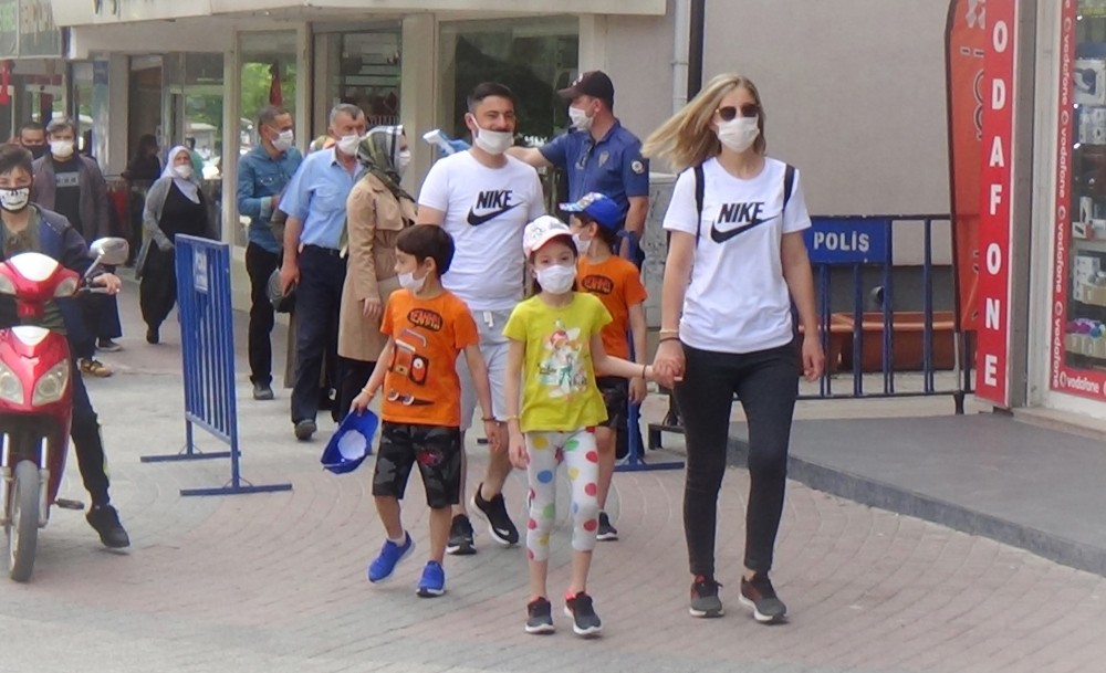 Parklar, caddeler miniklerle şenlendi 