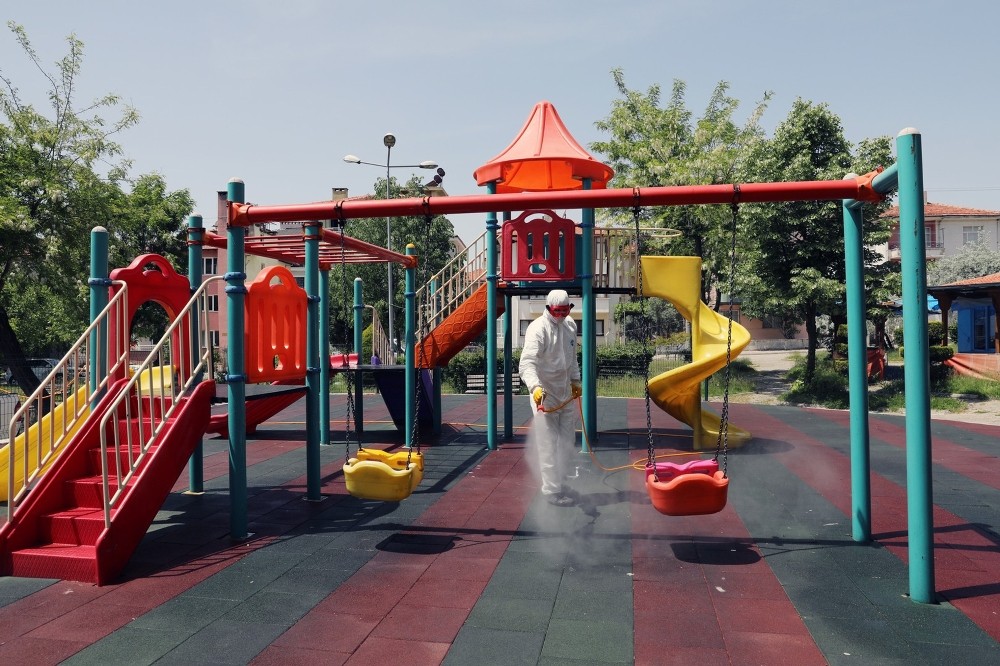Parklar, çocuklar için hazırlanıyor 
